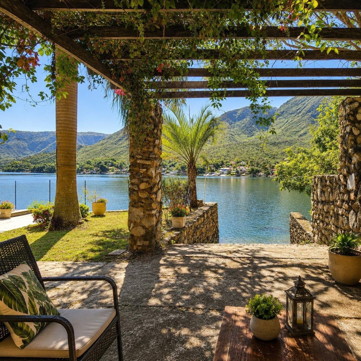 Espaço de convivência com pergolado, espreguiçadeiras e vista para o lago e as montanhas